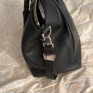 100% authentic givenchy shoulder bag in good condition still wearable🥰 LARGE 🖤